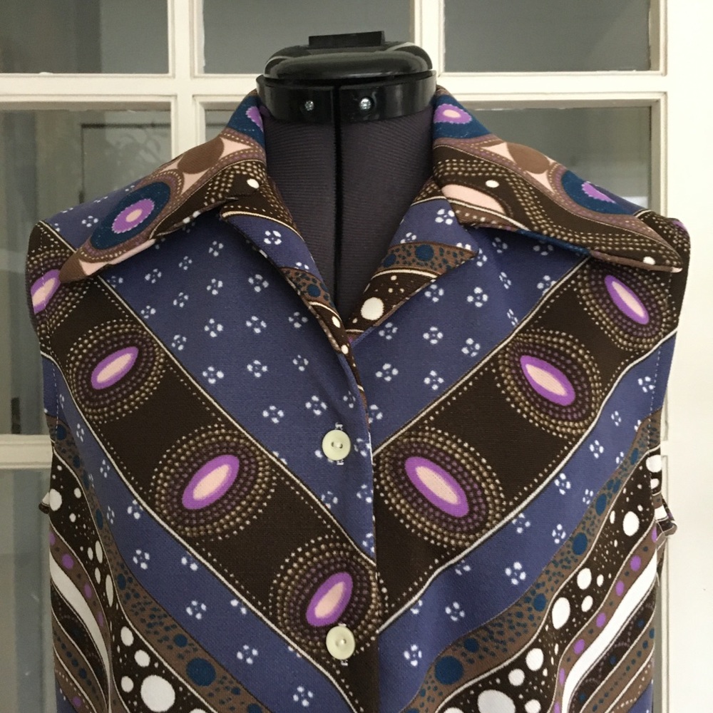 🦋 3 for $25 - Vintage Retro Print Sleeveless Button Front Shirt